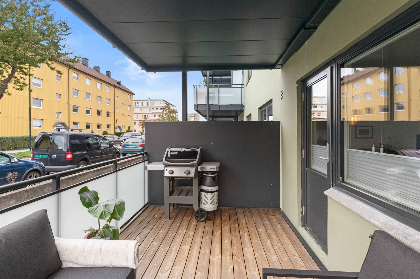 Fra stuen/ kjøkkenet er det utgang til den nye, solrike balkongen Galleribilde