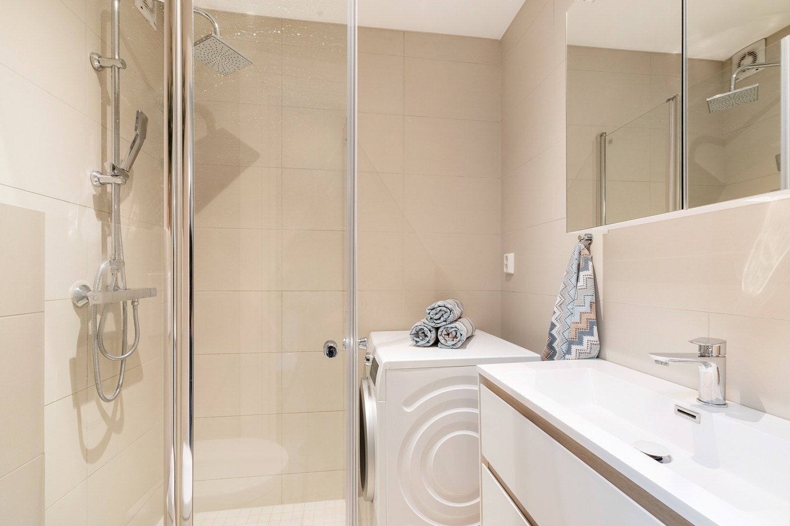 Lekkert flislagt baderom med varmekabler i gulv. På baderommet er det dusj, toalett, servant med underskap og overspeil samt skap til oppbevaring. Baderommet er totalrenovert i 2018/ 2019. På baderommet er det opplegg for vaskemaskin. Galleribilde