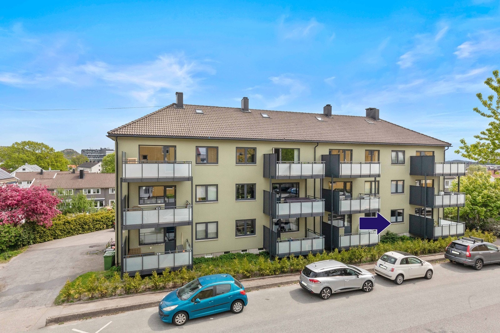 Flott 3-roms leilighet totaloppusset i 18/19. Ny balkong og vinduer fra 2022. Parkering på tomt. Attraktiv beliggenhet! Galleribilde