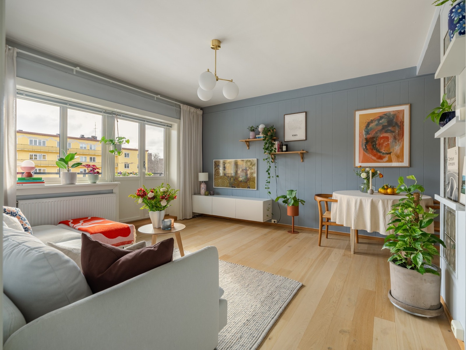 Oppvarming og varmtvann samt fibernett er inkludert i de månedlige fellesutgiftene. Dette bidrar til lavere strømregninger for deg, og mer forutsigbar privatøkonomi. Galleribilde