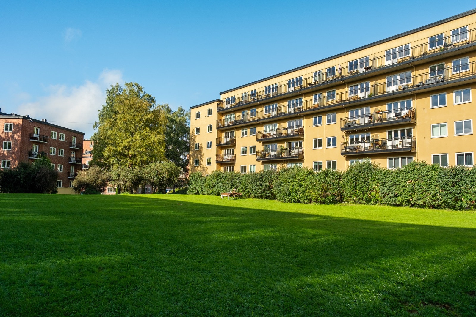 Borettslaget har parkeringsplasser til leie (venteliste - per mars ikke ledig). Det er som regel veldig god parkeringskapasitet i gata! Galleribilde