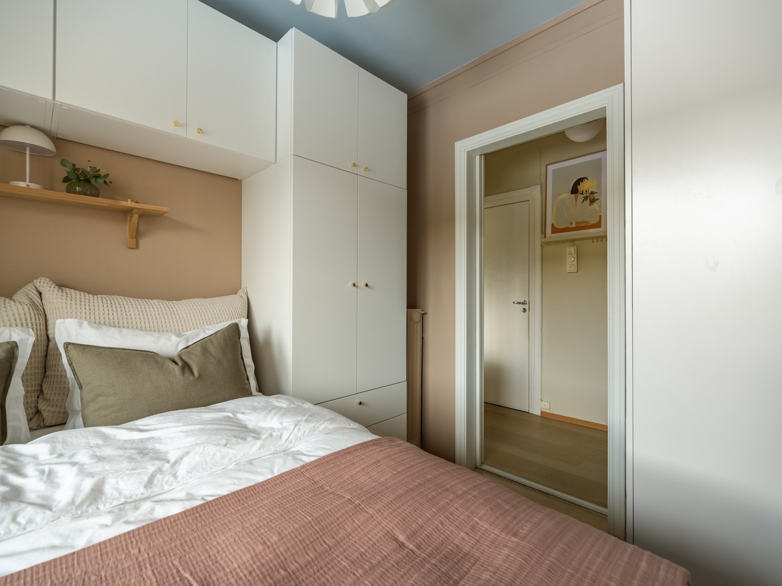 Det er skyvedør ut til entréen, hvilket frigjør masse gulvplass i begge rom. Galleribilde