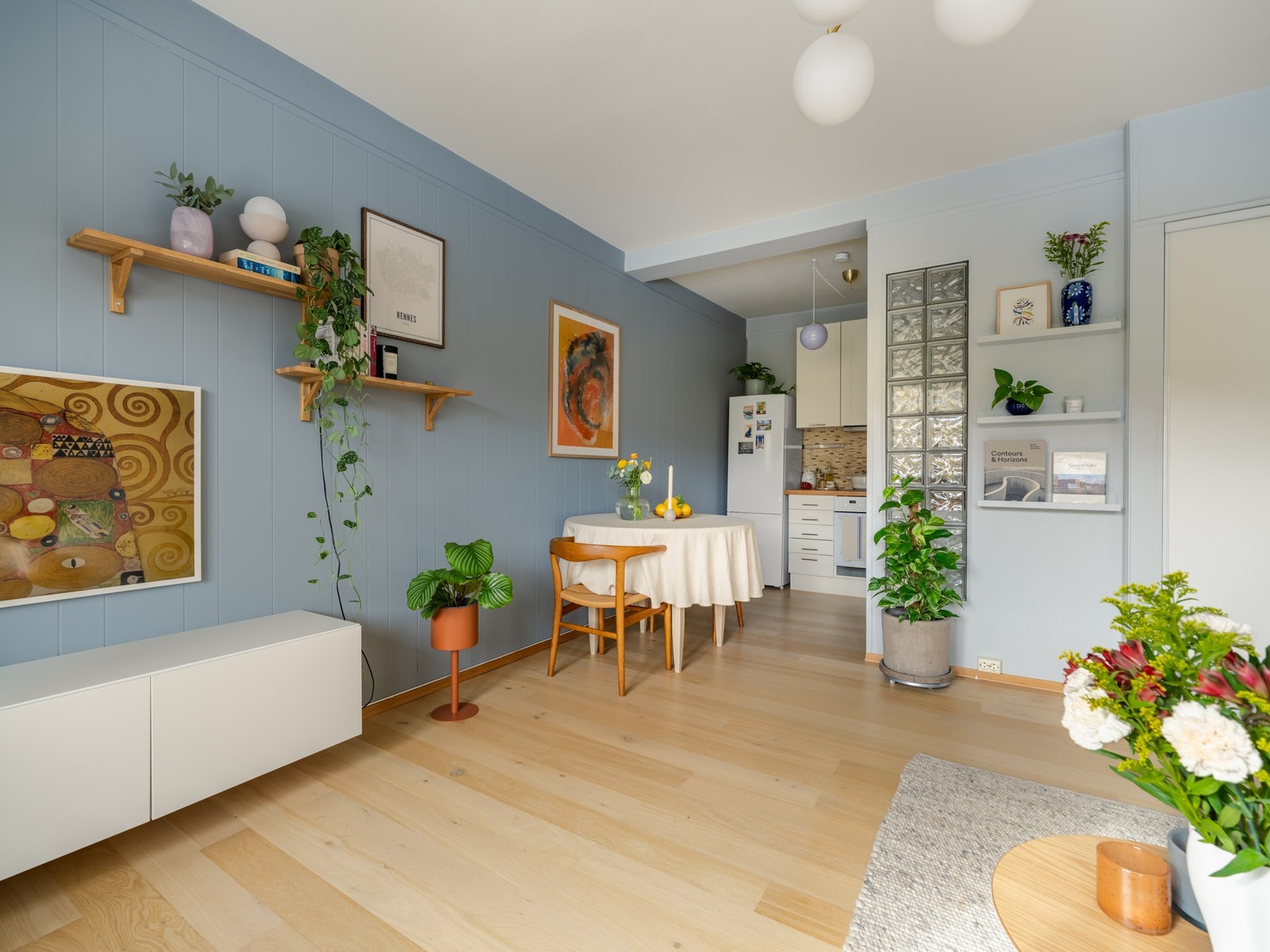 Kjøkkenet og stuen har åpen løsning, med en akkuratt passe skjermet arbeidssone på kjøkkenet. Galleribilde