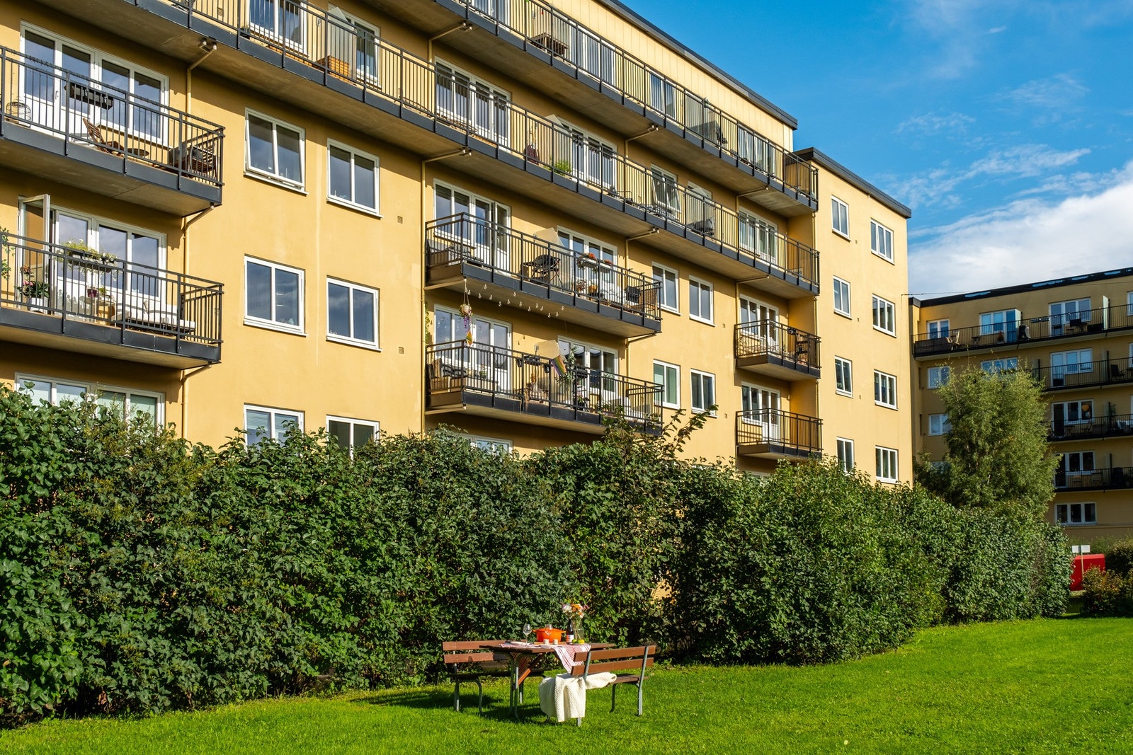 Leiligheten vender i sin helhet ut mot de fine grøntarealene, skjermet fra bilvei. Galleribilde