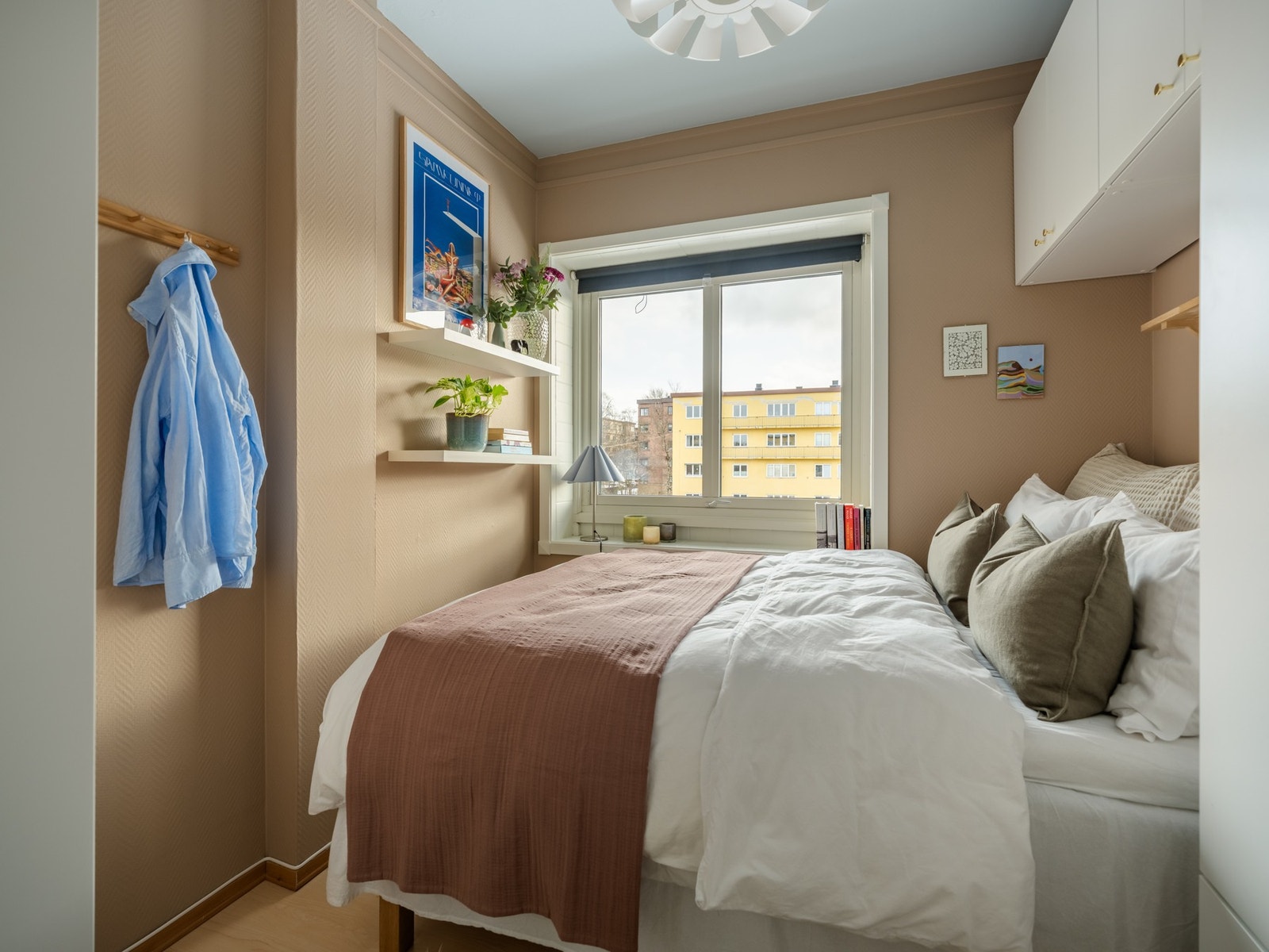 Soverommet har plass til dobbeltseng, og samtidig bra med plass til oppbevaring. Galleribilde