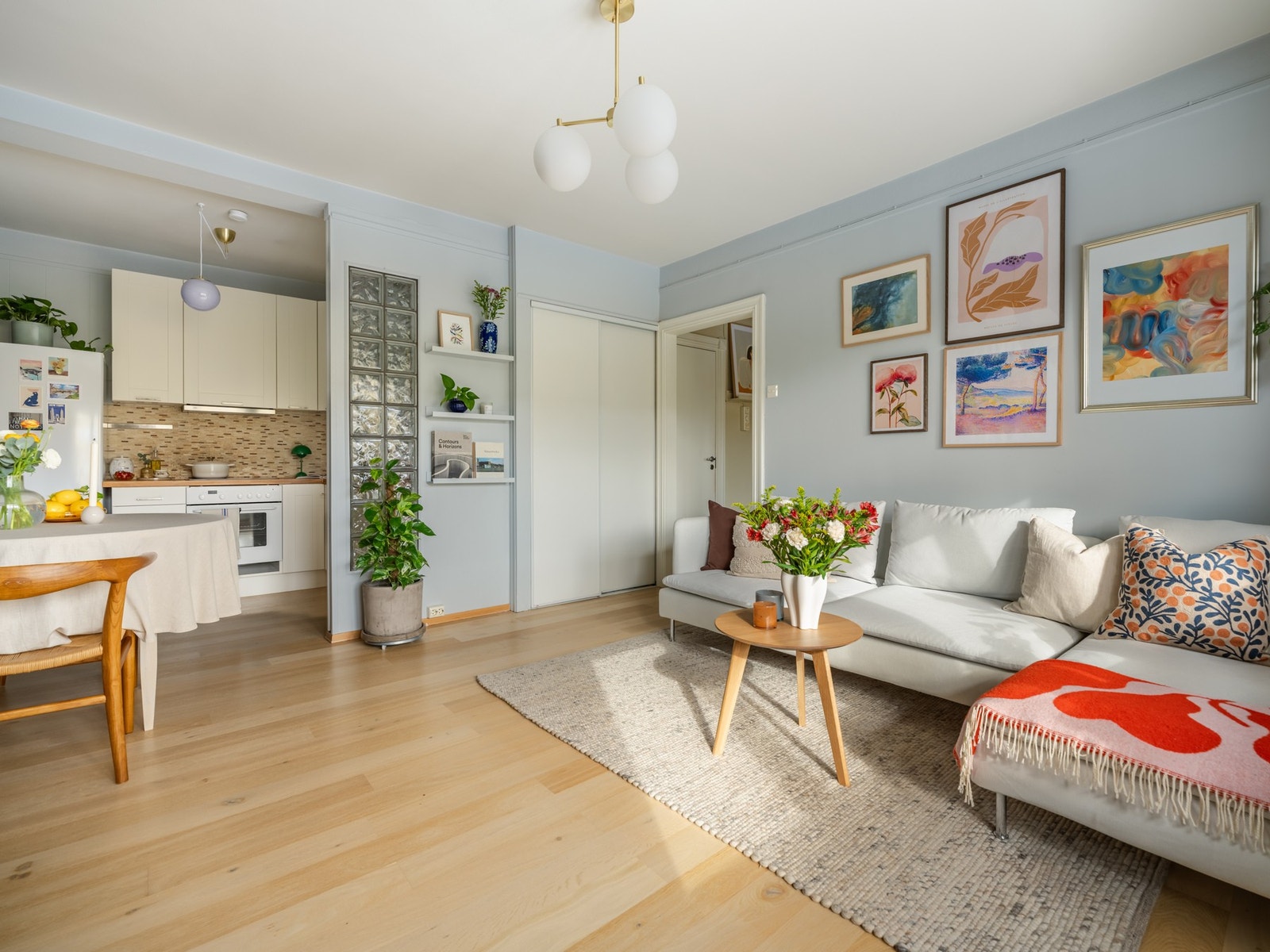 Takhøyden er cirka 2,60 meter, hvilket bidrar til en herlig romfølelse. Galleribilde