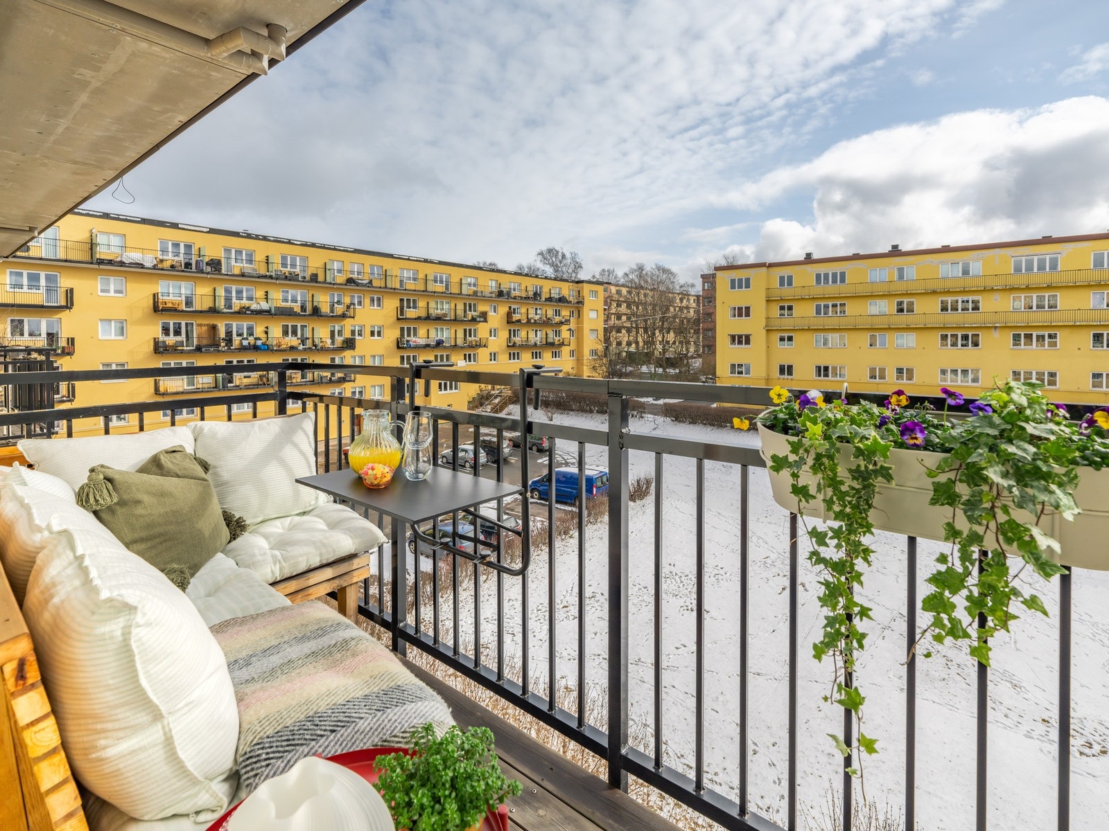 Her får du en sniktitt av den romslige sørøstvendte balkongen. Galleribilde