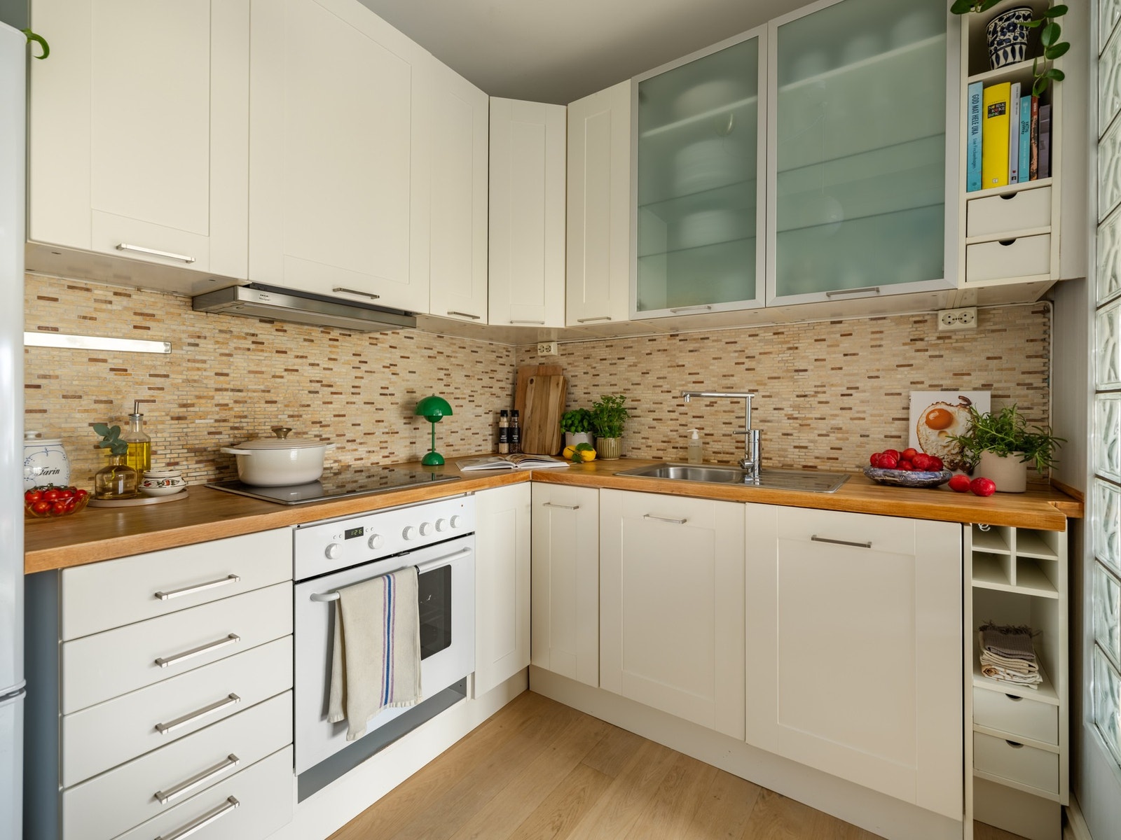 Innredningen i vinkel gir deg masse arbeidsplass på benk, og ikke minst god plass til oppbevaring i skuffer og skap. Galleribilde