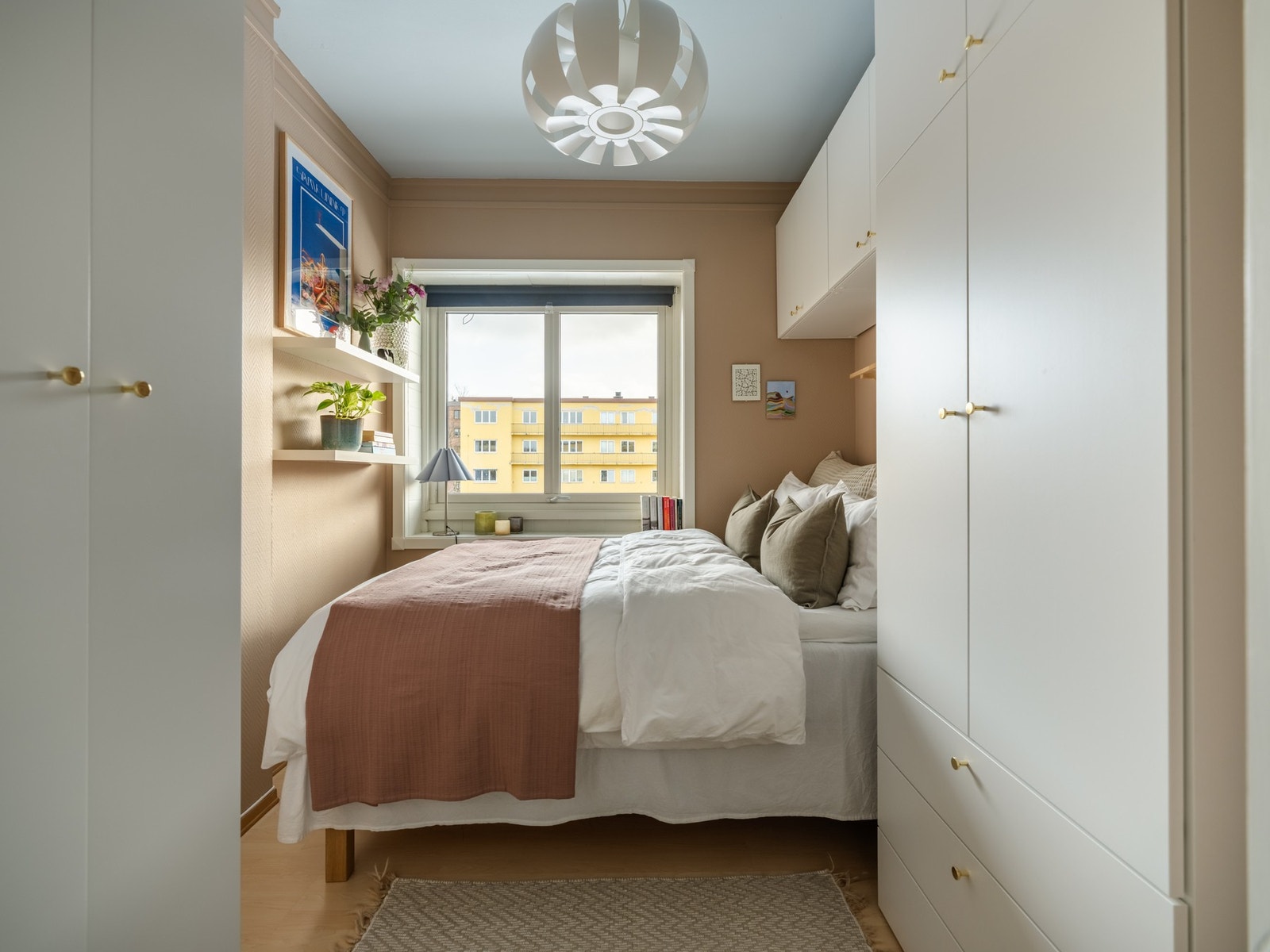 Soverommet er oppgradert med ny garderobe. Plassen er bra utnytta, må vi si. Soverommet vender ut mot rolig bakgård, skjermet fra bilvei. Galleribilde