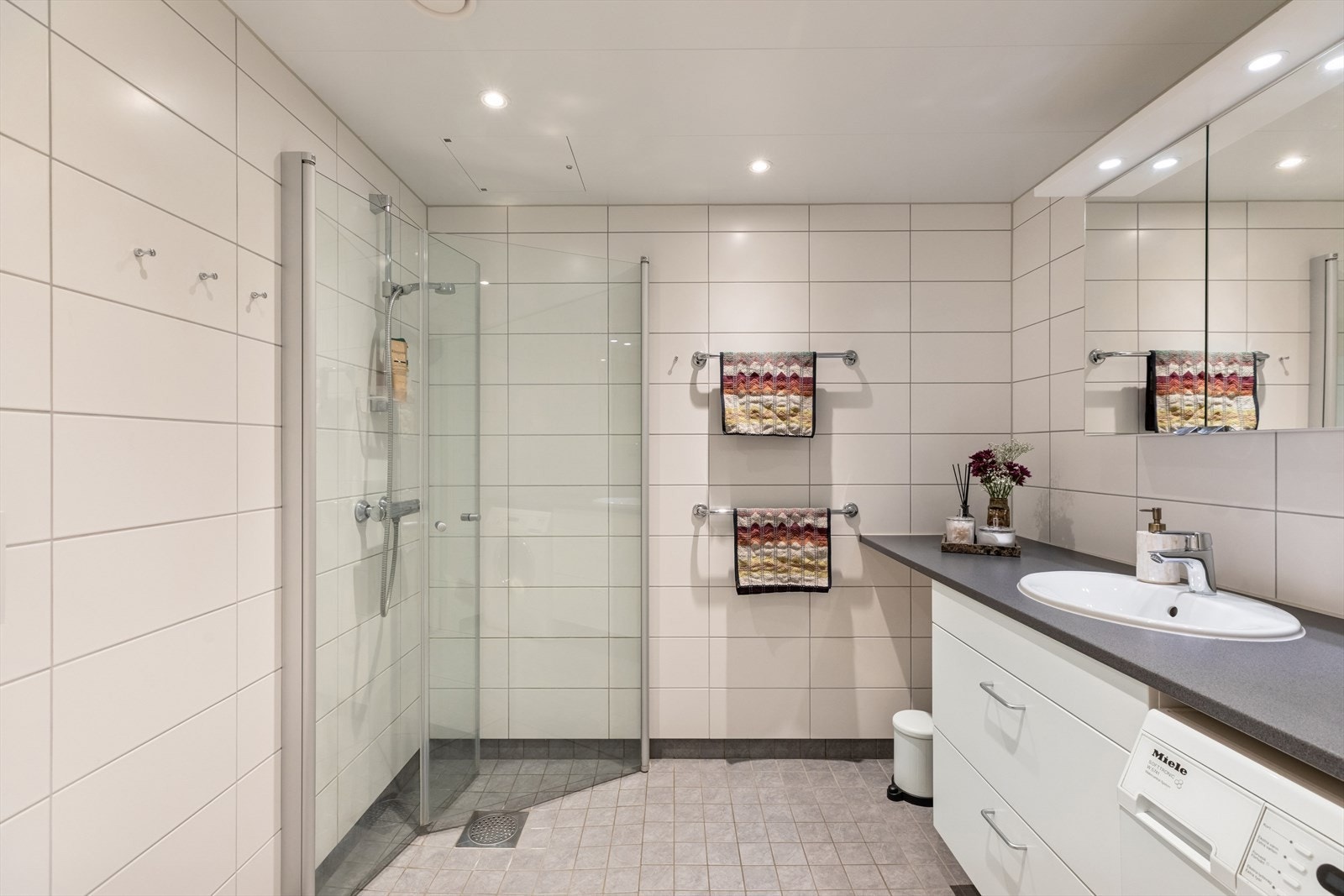 Pent, flislagt baderom med gulvvarme. Opplegg for vaskemaskin og tørketrommel. Galleribilde