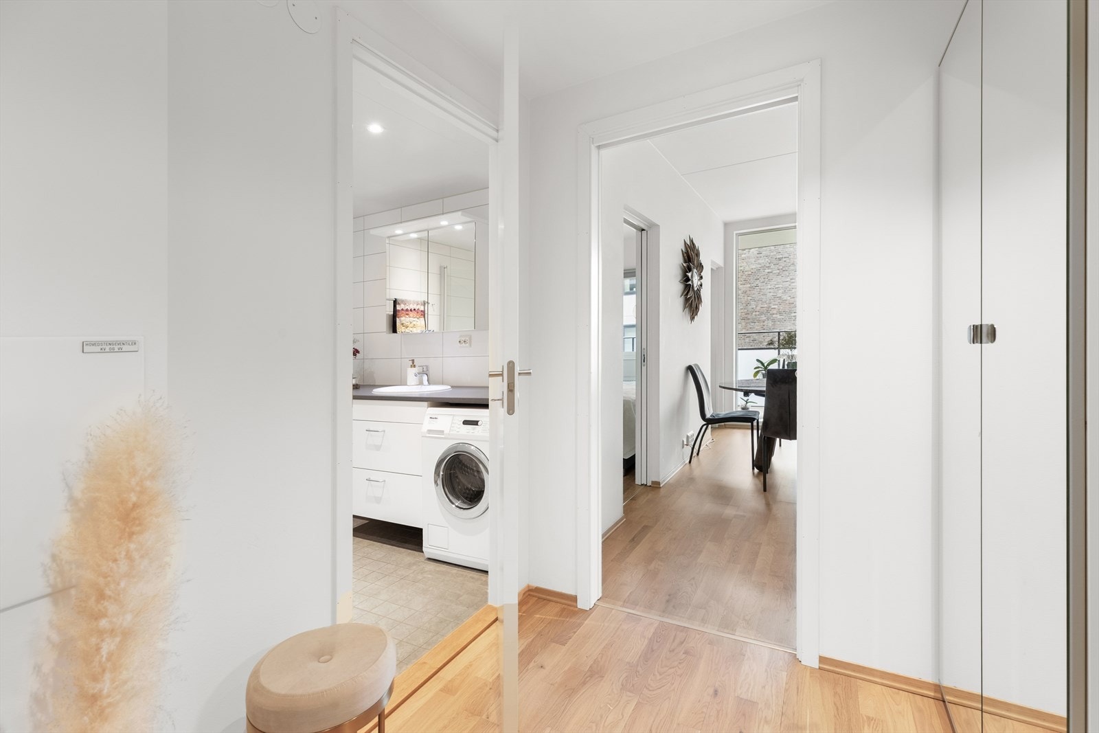 Innbydende entré med plass til sko og ytterklær. Galleribilde