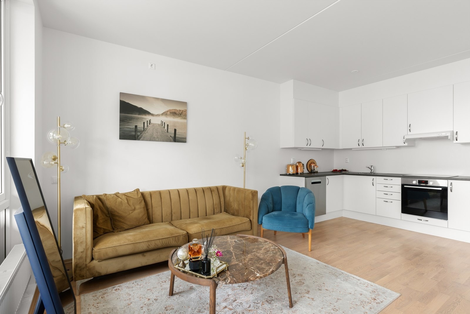 Lys og hyggelig stue med flere møbleringsmuligheter. Galleribilde