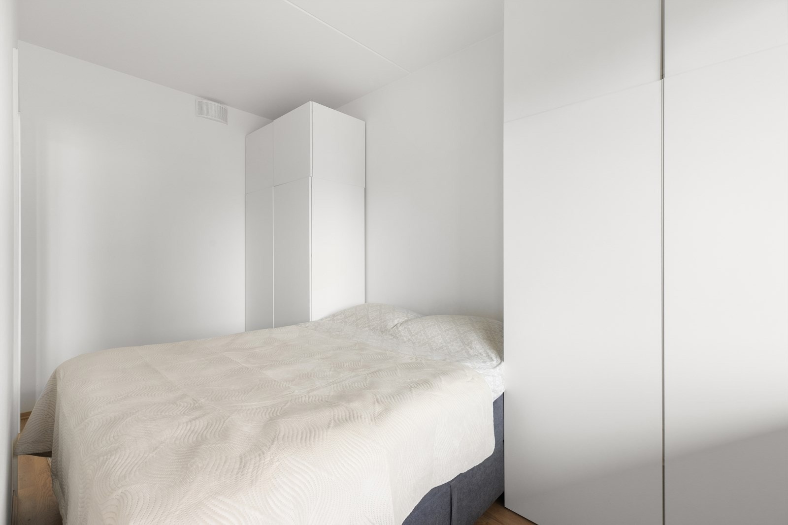 Soverom av god størrelse. Plass til 180 cm seng. Galleribilde