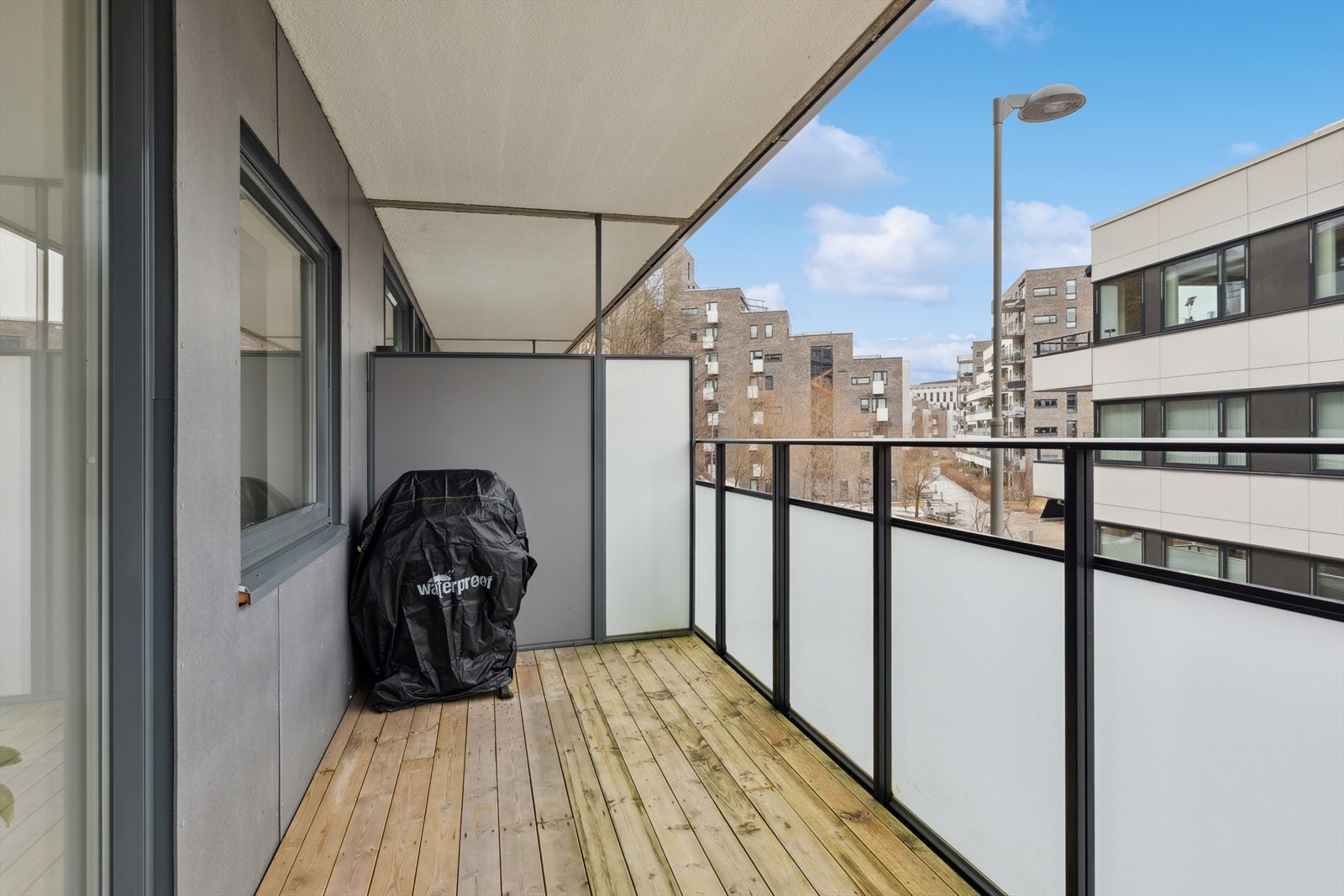 Balkongen er overbygget og har god plass til utemøblement, grill etc. Galleribilde