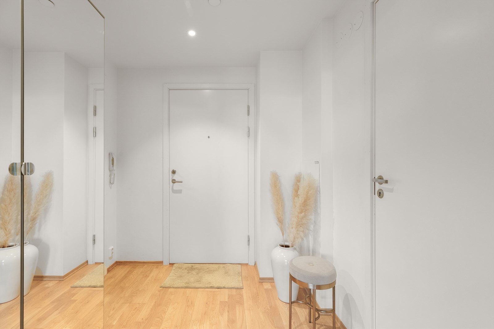 Downlights i himling i entreen og på badet. Galleribilde