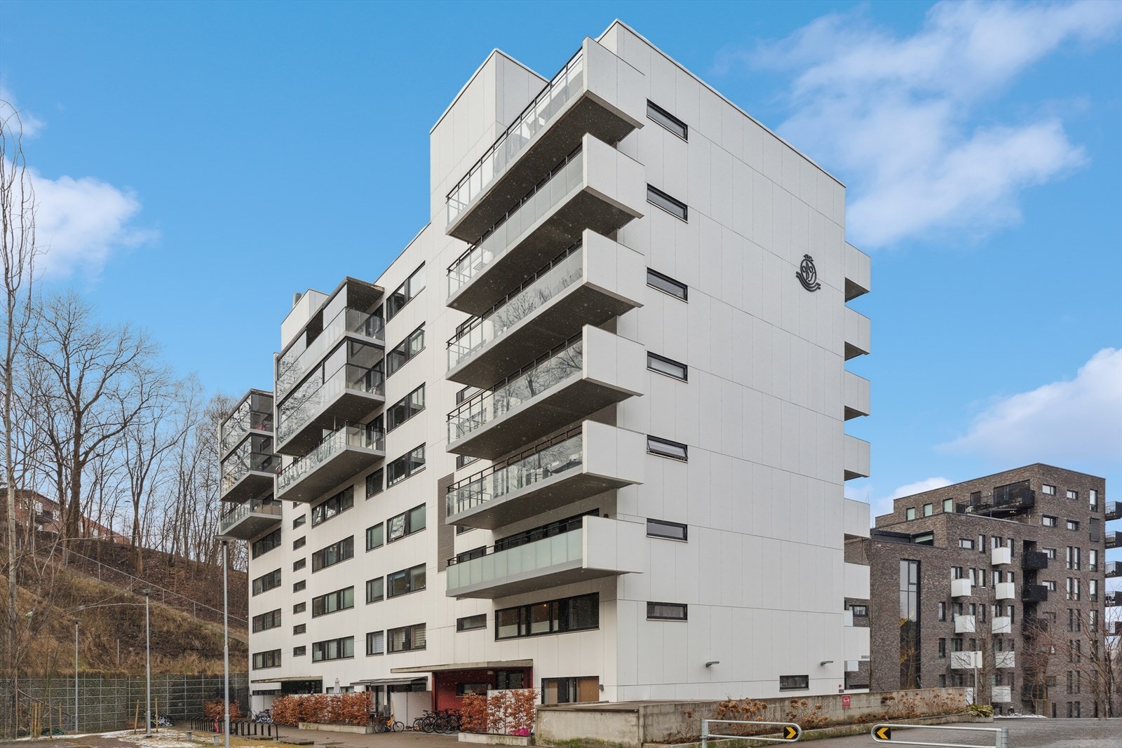 Fra leiligheten er det kort vei til servicetilbud og fasiliteter. Galleribilde