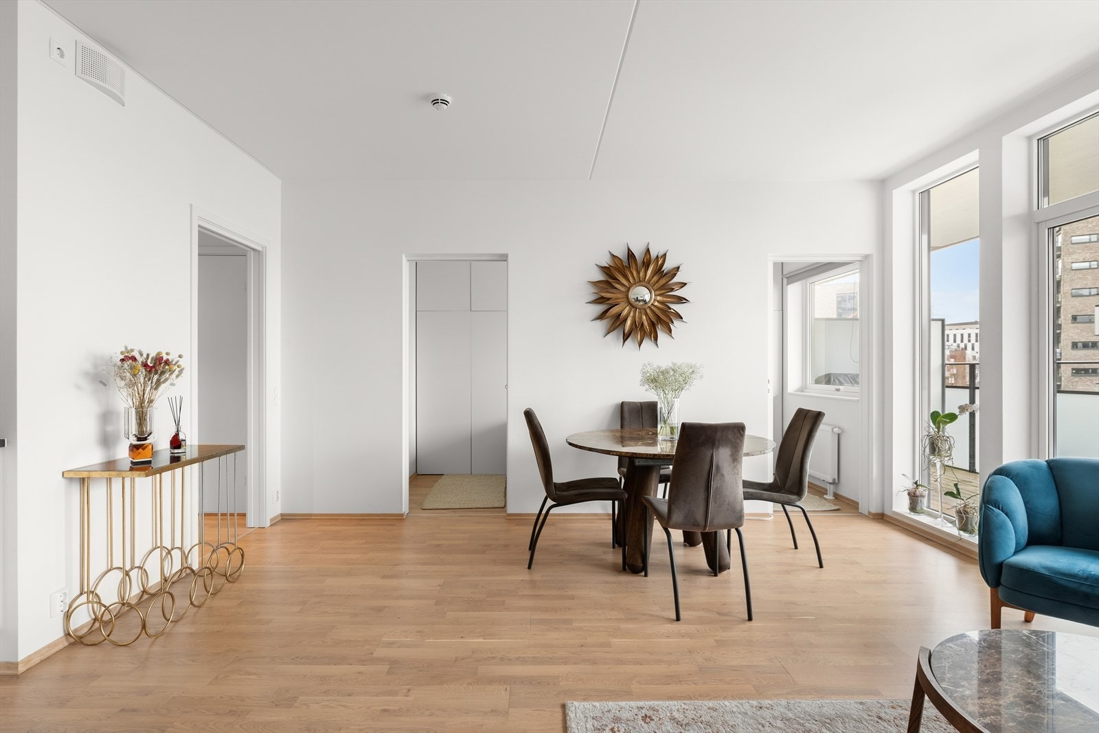 Her er det god plass for sofa og spisesalong. Galleribilde