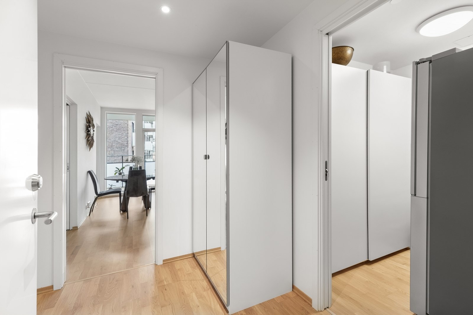 Det er installert garderobeløsning i entreen. Til høyre har man en innvendig bod med god lagringsplass. Selger har plassert kjøleskap/ fryser der idag. Galleribilde