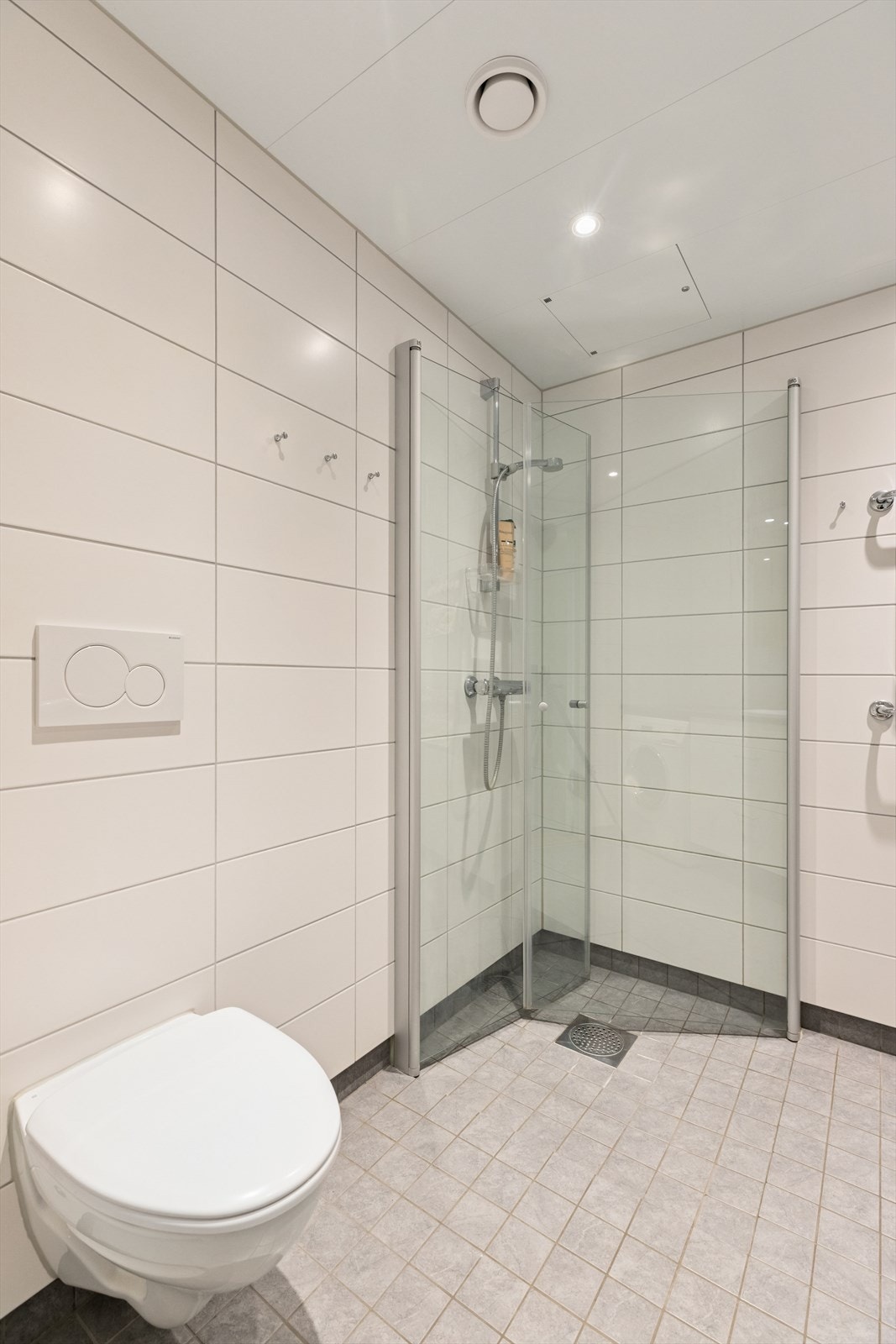 Dusjnisje med innfellbare dører. Galleribilde