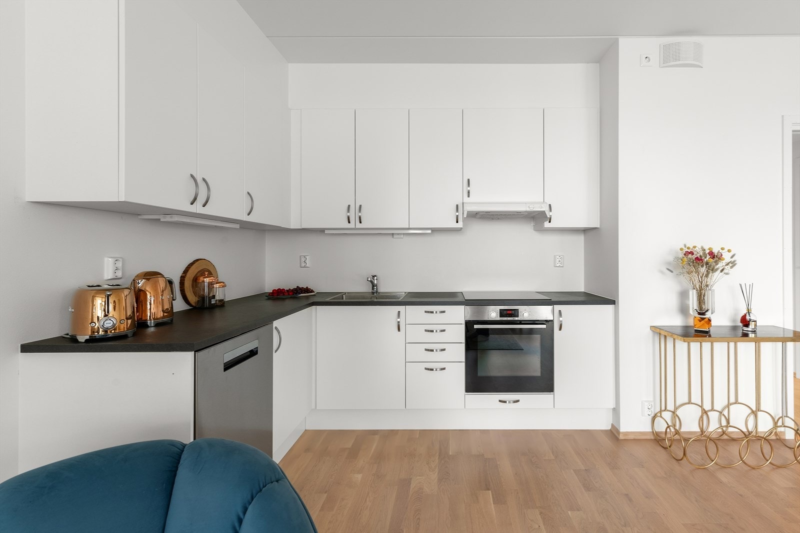 Tiltalende kjøkken med god skap- og benkeplass. Galleribilde