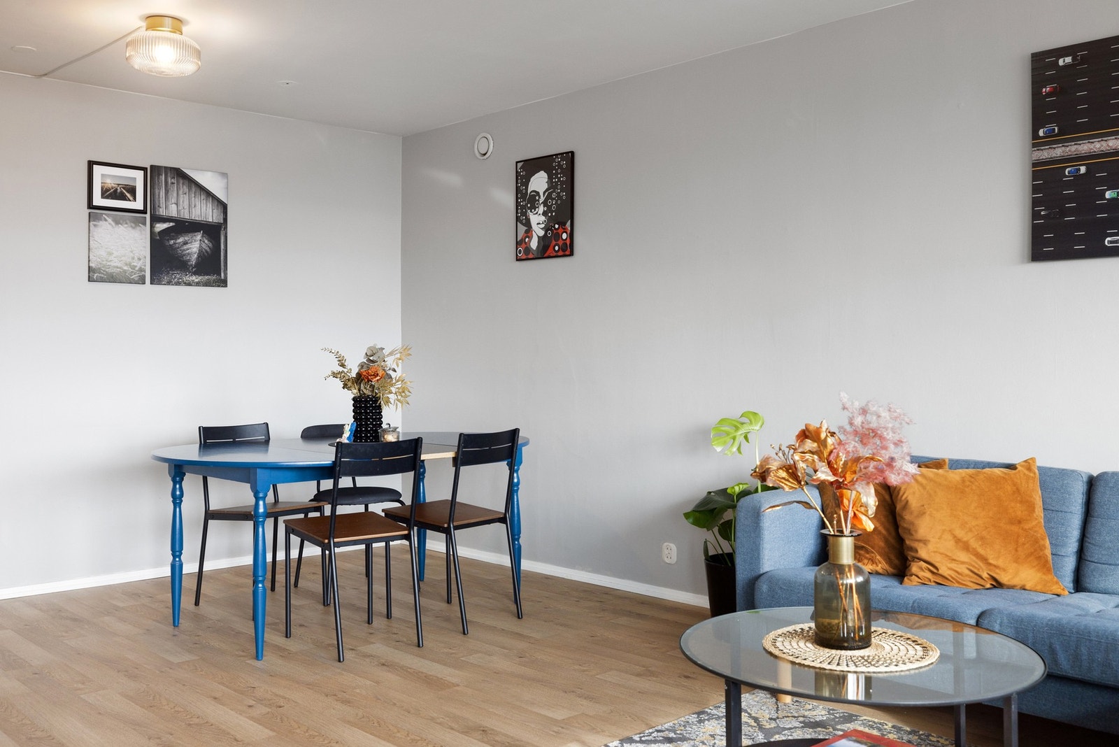 Stilfull og innbydende stue med rikelig plass for både spisebord og sittegruppe, perfekt for sosiale sammenkomster. Galleribilde