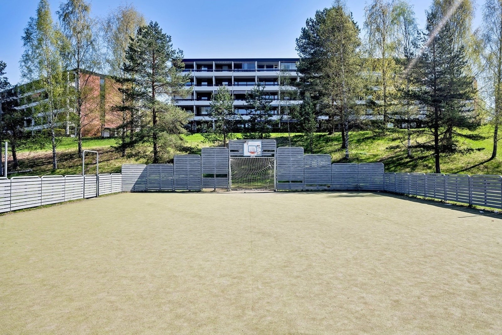 I Mærradalen er det bl.a. ballbinge og tuftepark for de aktivitetslystne. Galleribilde