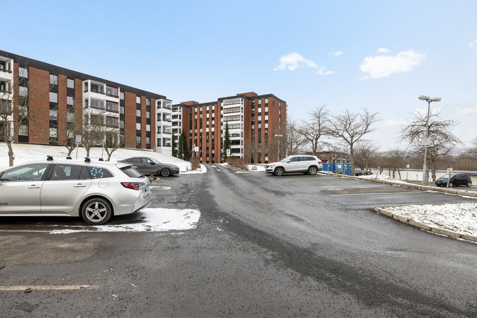 Borettslaget tilbyr utendørs parkeringsplasser til leie. Beboere uten tildelt plass i parkeringshuset har fortrinnsrett til disse plassene, som kan leies ved å kontakte styret. Galleribilde