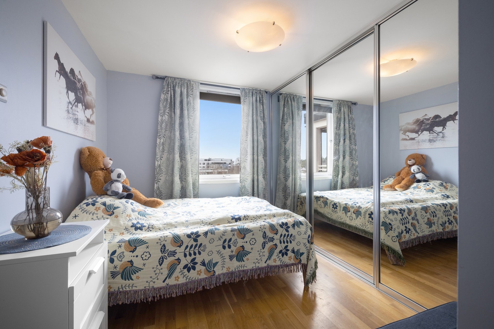 Soverommet har rikelig med oppbevaringsplass i en stor skyvedørsgarderobe utstyrt med speildører. Galleribilde