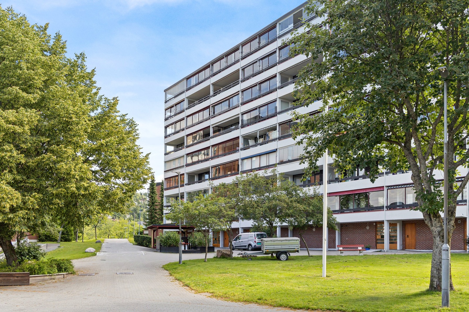 Borettslaget tilbyr en rekke fellesrom til beboernes disposisjon, inkludert et selskapslokale, trimrom, overnattingsrom med plass til 9 gjester, to lokaler for vaktmester og styre, samt et lokale som er under omgjøring til hobbyrom. Galleribilde
