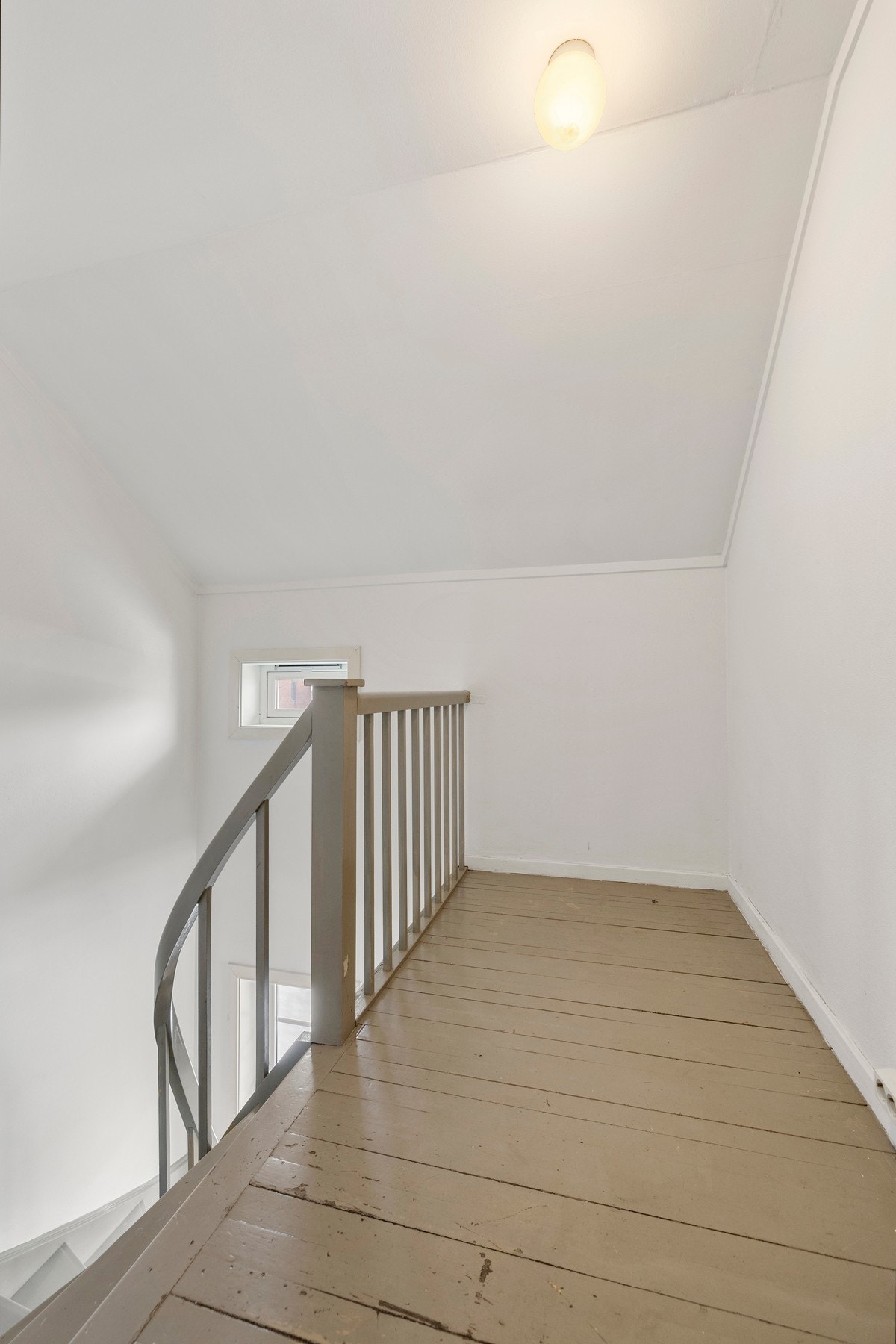 En lys og luftig trappeoppgang som binder etasjene sammen. Galleribilde