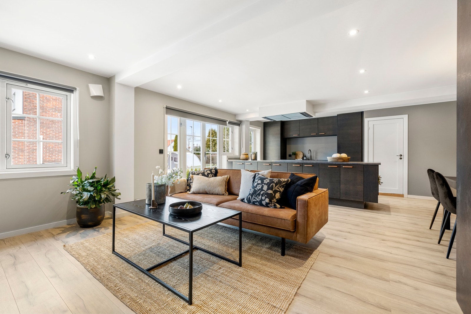 Hele første etasje har gulvvarme, noe som gir en jevn og komfortabel varmefordeling i alle rom. Galleribilde