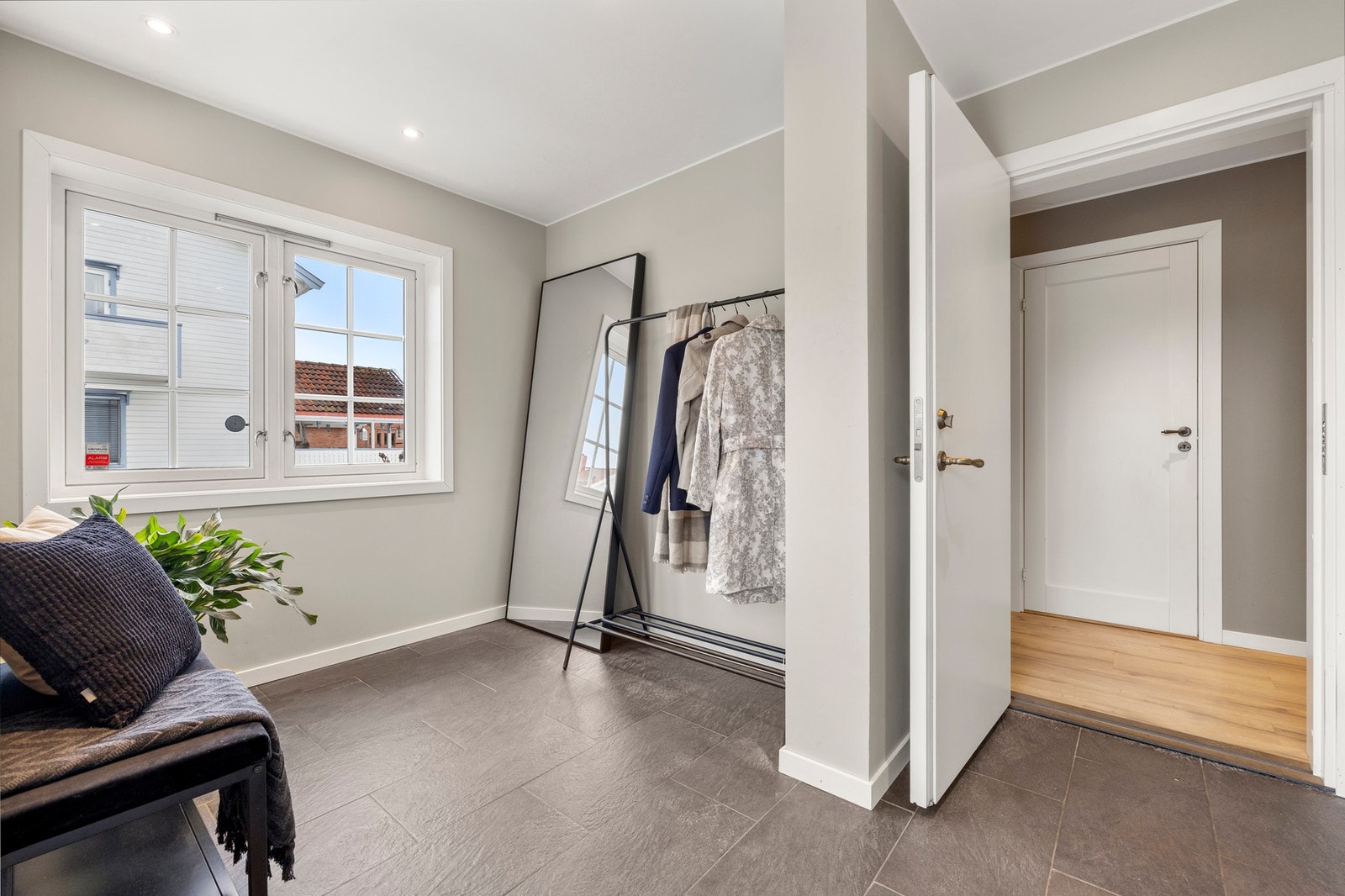 Lys og stilren entré med moderne detaljer og god romfølelse. Galleribilde