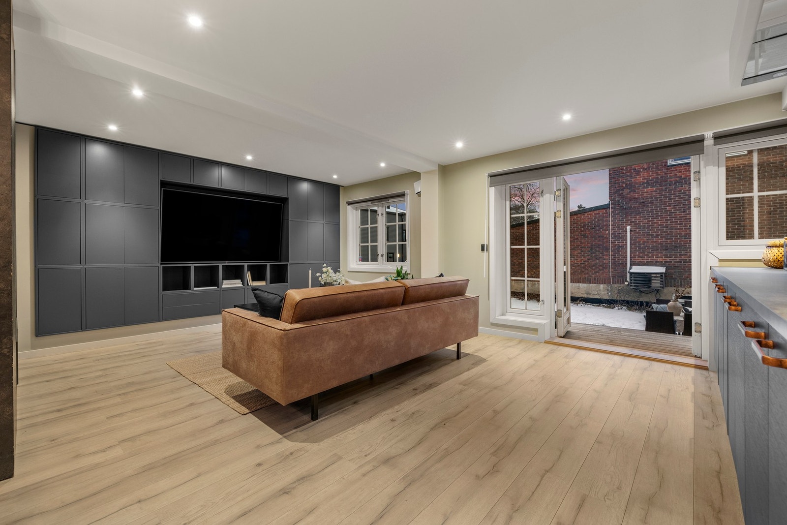 Store vinduer slipper inn rikelig med dagslys og skaper en lun atmosfære. Galleribilde