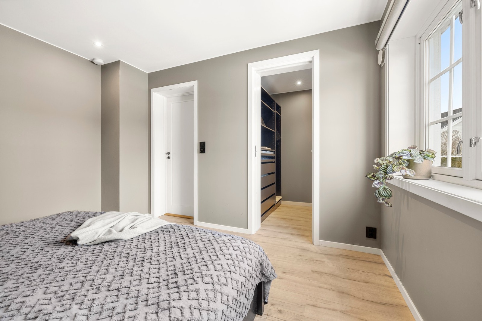 Fra hovedsoverommet er det direkte tilgang til et romslig walk-in closet. Galleribilde