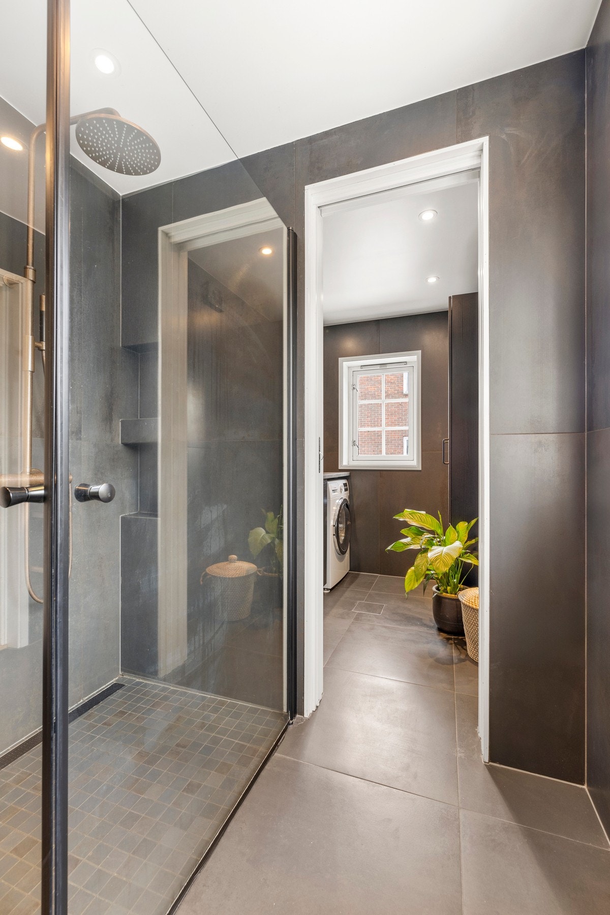 Badet har en smart planløsning med direkte tilgang til vaskerommet. Galleribilde