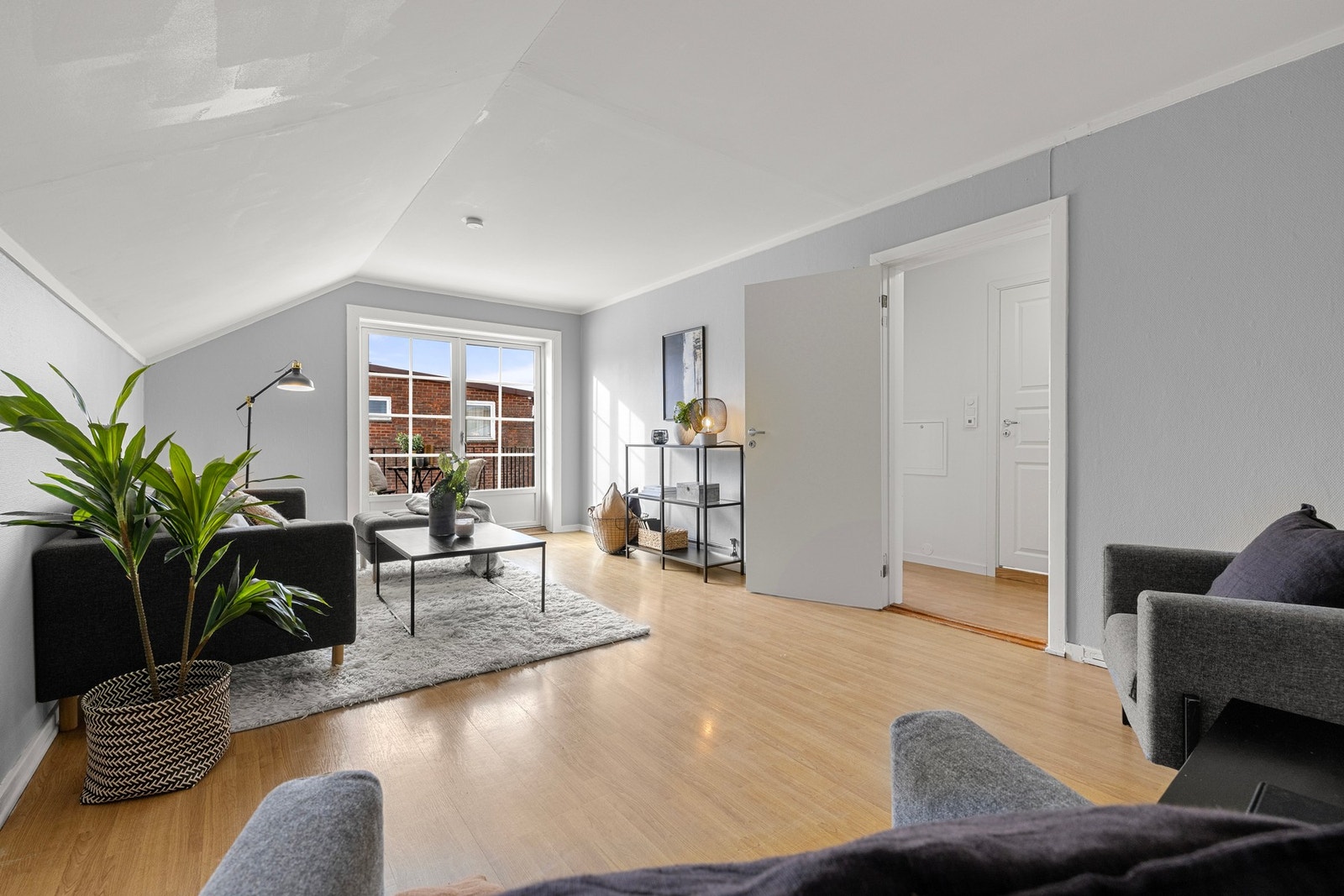 En elegant og praktisk loftsstue med gode møbleringsmuligheter. Galleribilde