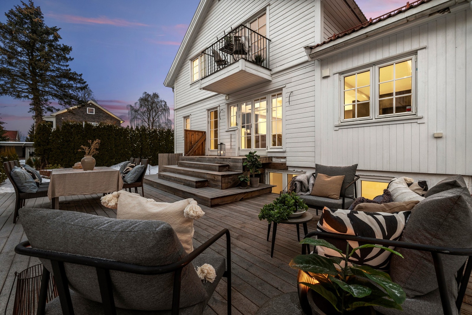 En stor og moderne tomannsbolig over 3 plan med hybeldel i underetasjen. Galleribilde