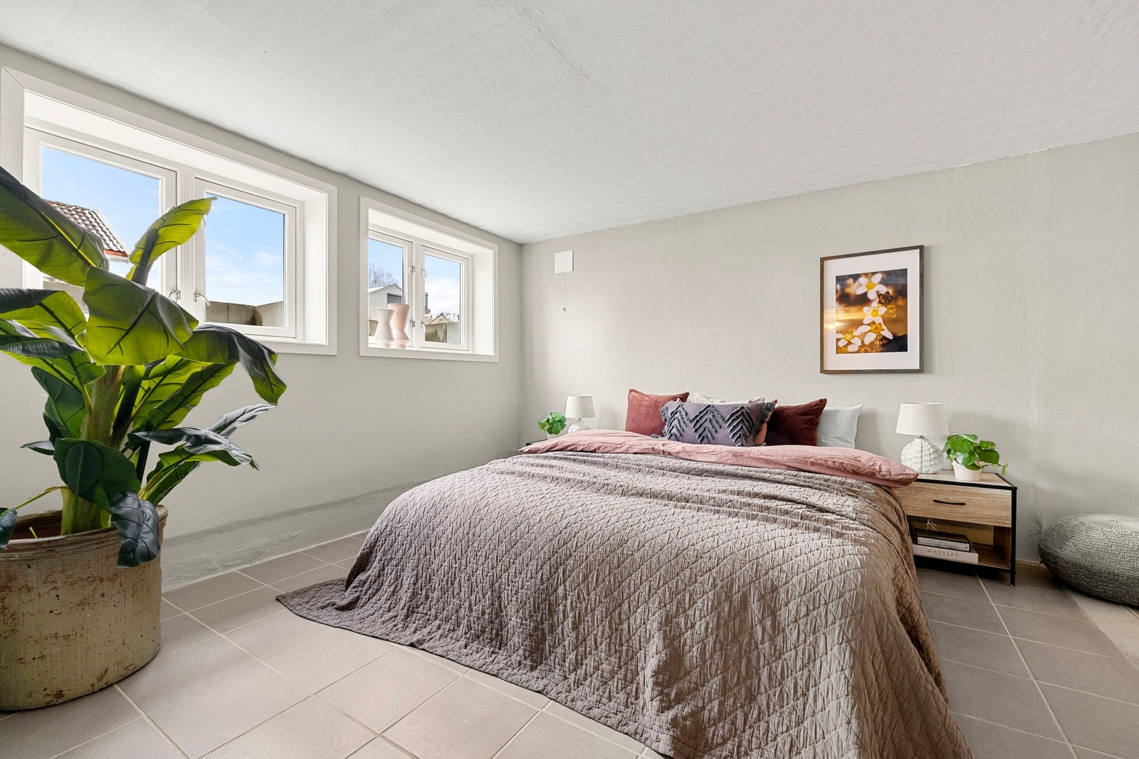 De store vinduene gir rikelig med dagslys og skaper en åpen og luftig atmosfære. Galleribilde