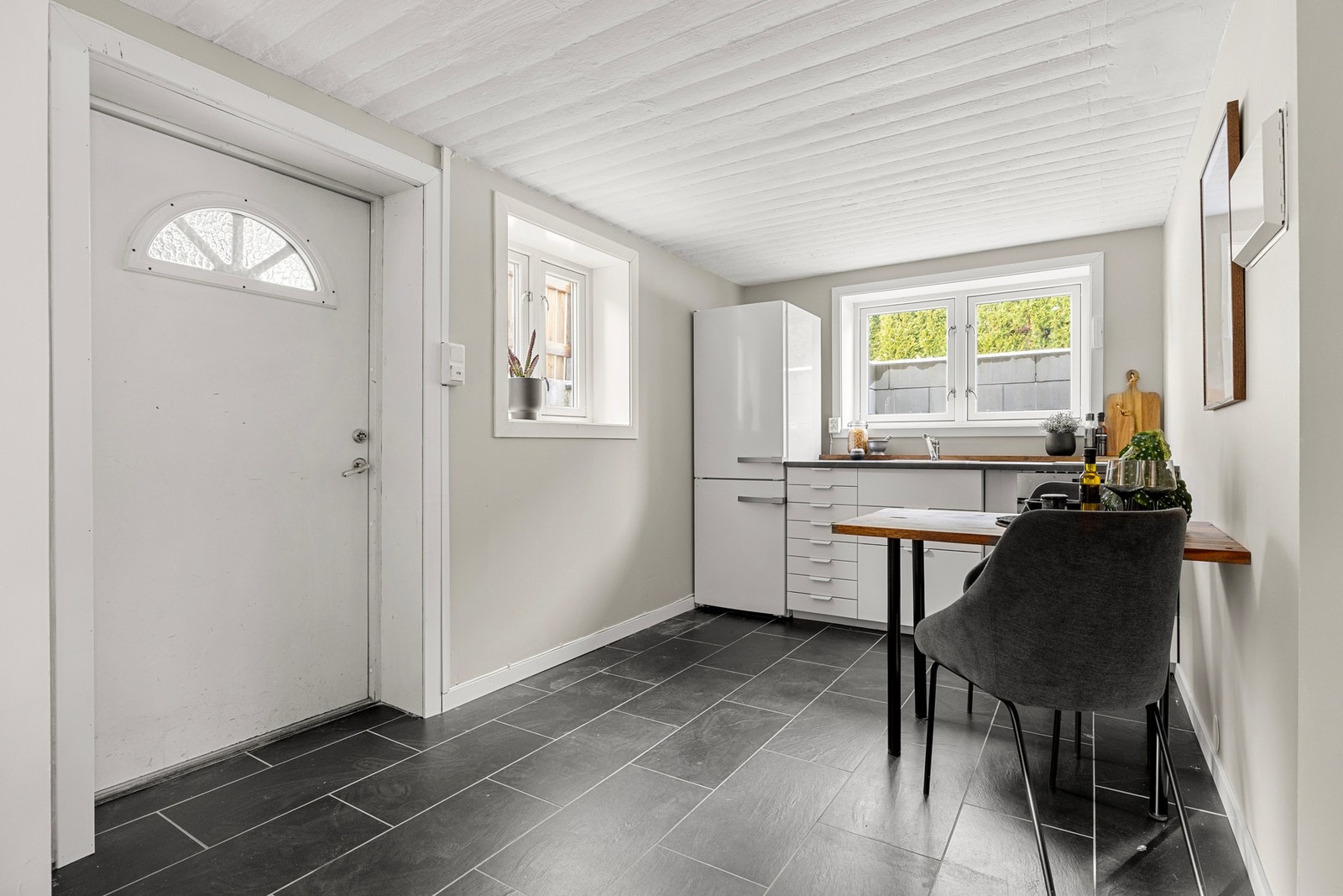 Hybelleiligheten i underetasjen har egen entré. Galleribilde