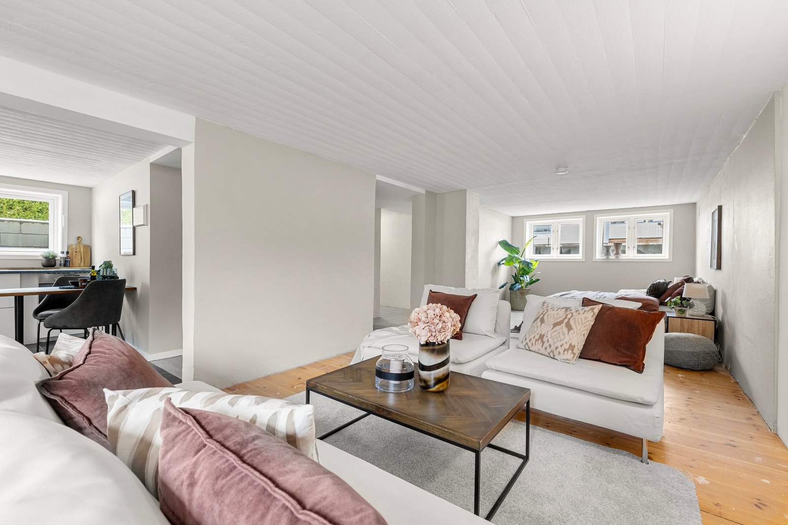 Den åpne planløsningen gjør dette til et funksjonelt og fleksibelt oppholdsrom. Galleribilde