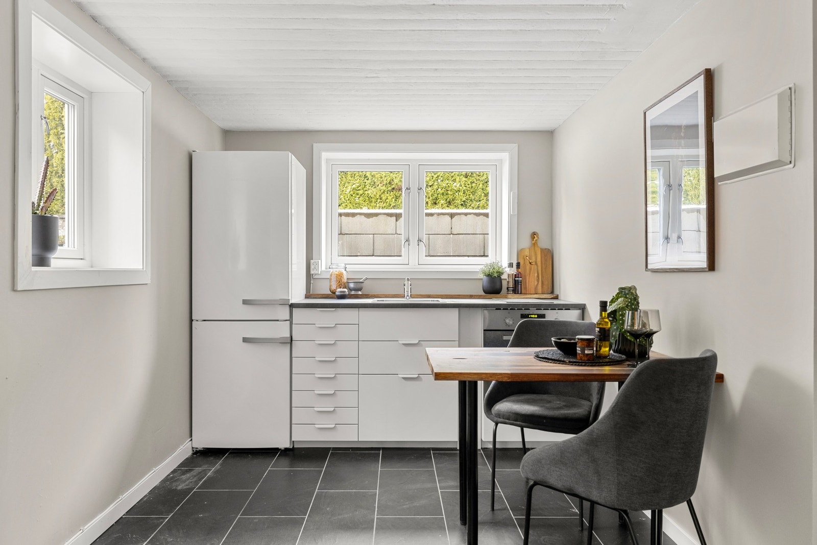 Kjøkkenet i underetasjen har en plassbesparende og effektiv utforming - perfekt hybelkjøkken! Galleribilde