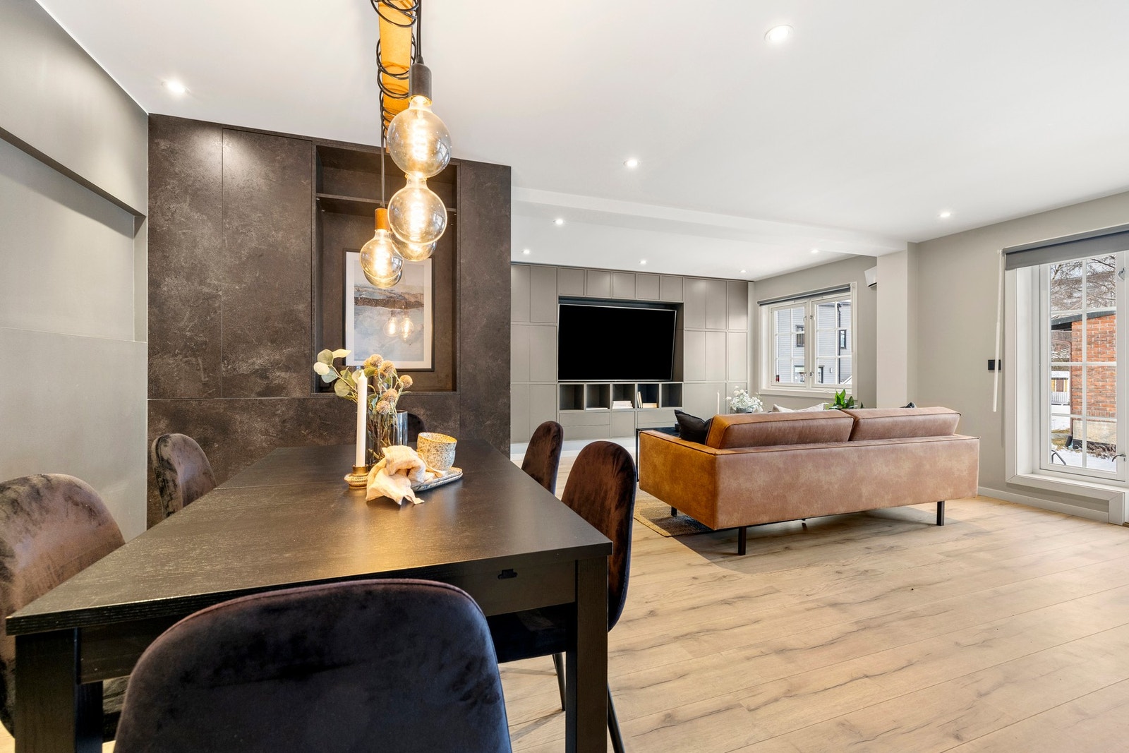 Pendellamper over spisebordet gir et behagelig lys og setter stemningen for hyggelige måltider. Galleribilde