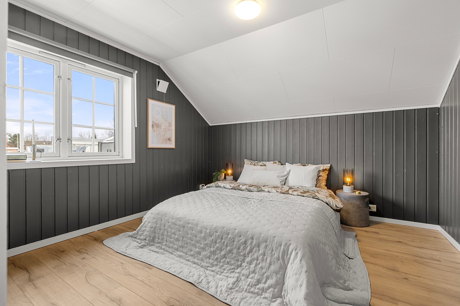 Et innbydende soverom med mørke kontrastvegger. Galleribilde