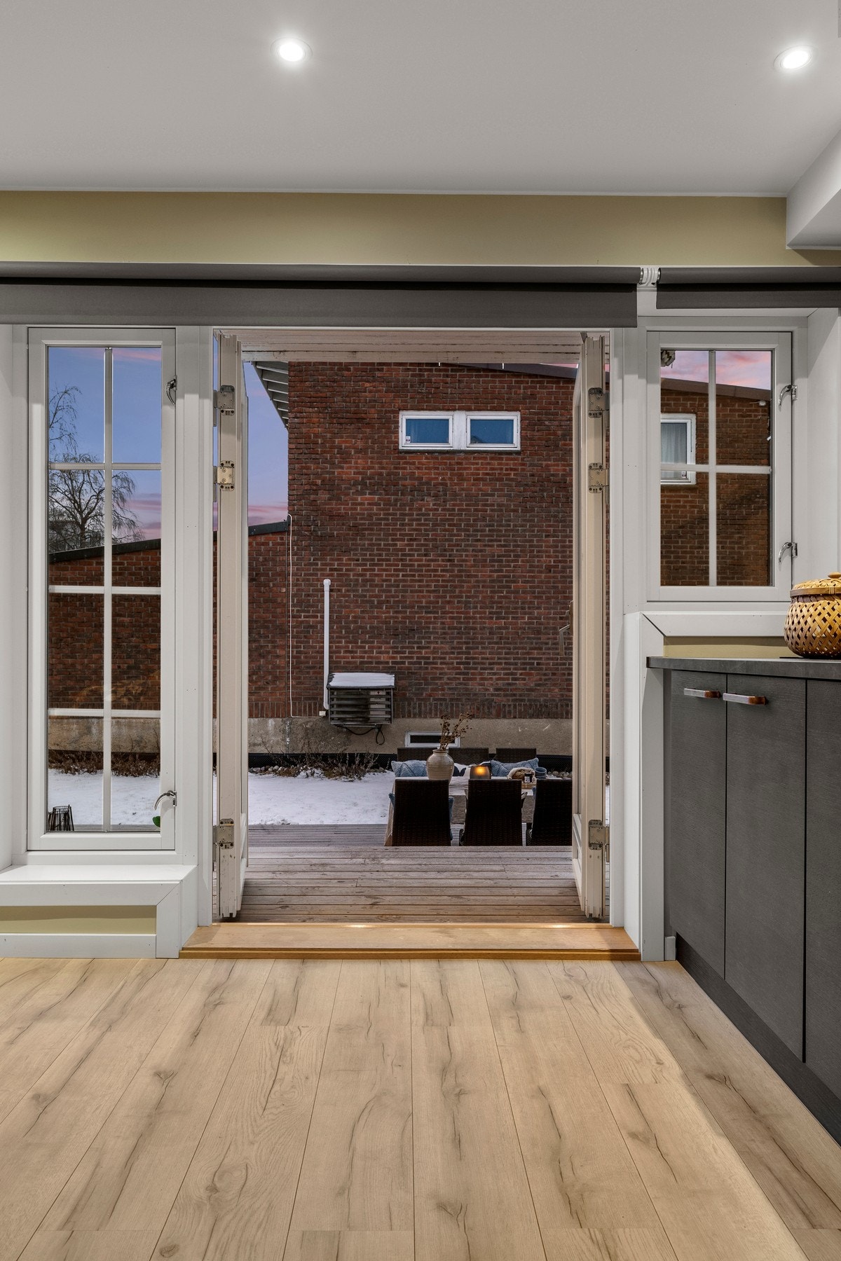 Flotte doble terrassedører som gir en følelse av at man slipper hagen inn i stuen. Galleribilde