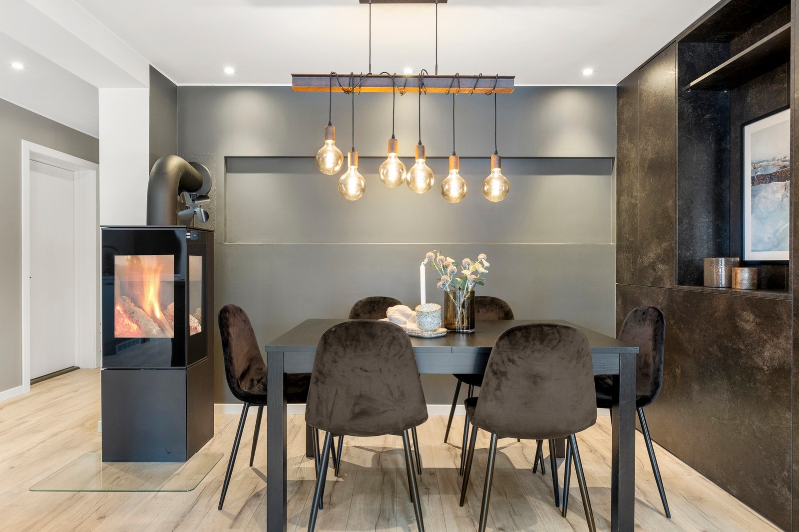 Den mørke kontrastveggen skaper dybde og tilfører et elegant touch til rommet. Galleribilde