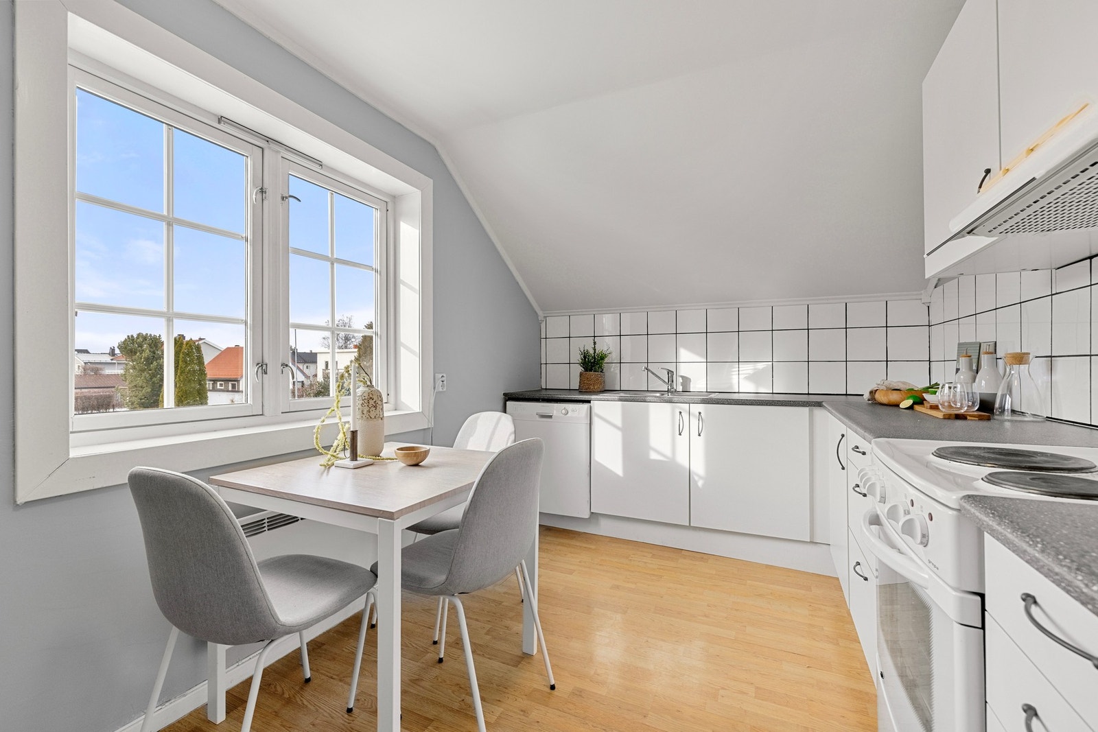 Et lyst og funksjonelt kjøkken. Galleribilde