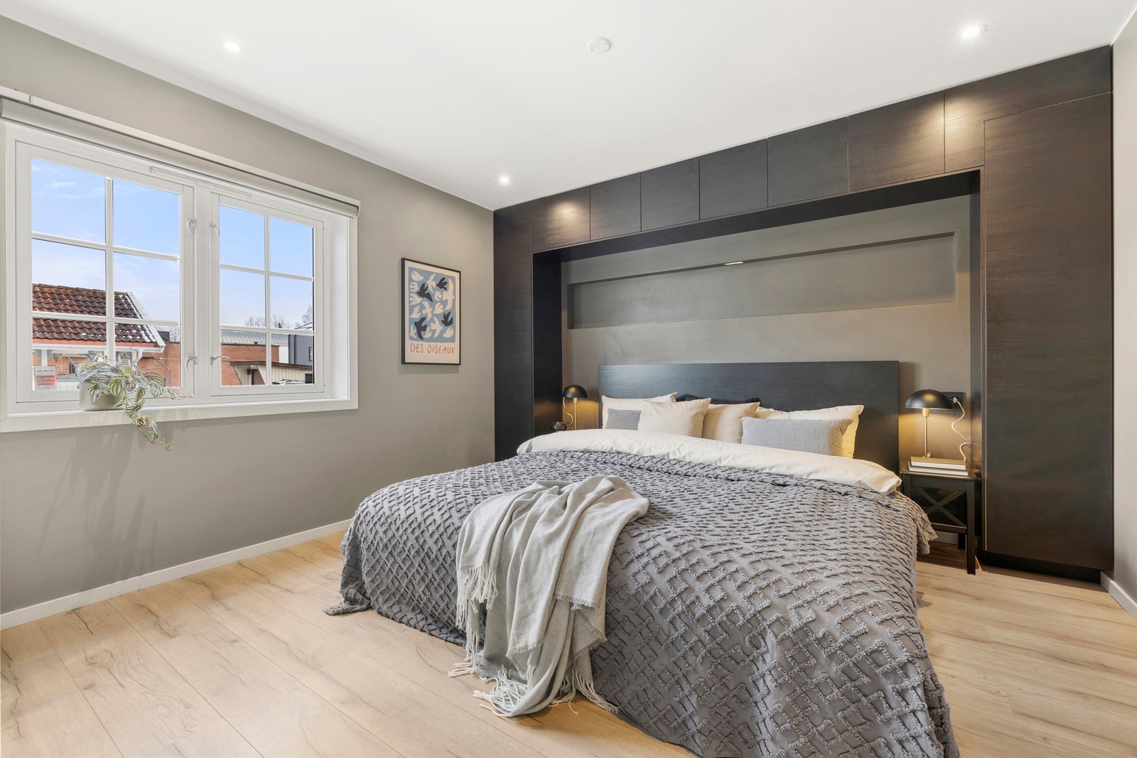 Et eksklusivt hovedsoverom med spesialtilpasset innredning og mørke kontraster. Galleribilde