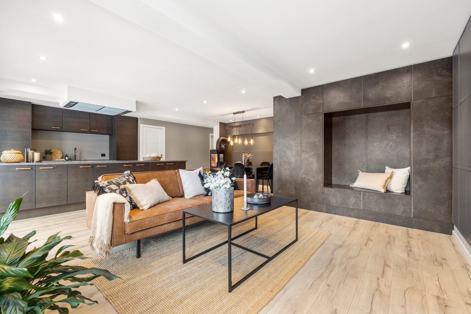 En romslig og moderne stue med et unikt innfelt sitteområde i veggen. Galleribilde