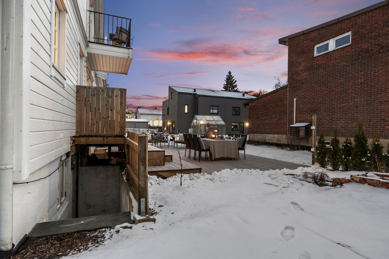 Inngangspartiet ned til hybelleiligheten ligger ved markterrassen til hoveddelen. Galleribilde