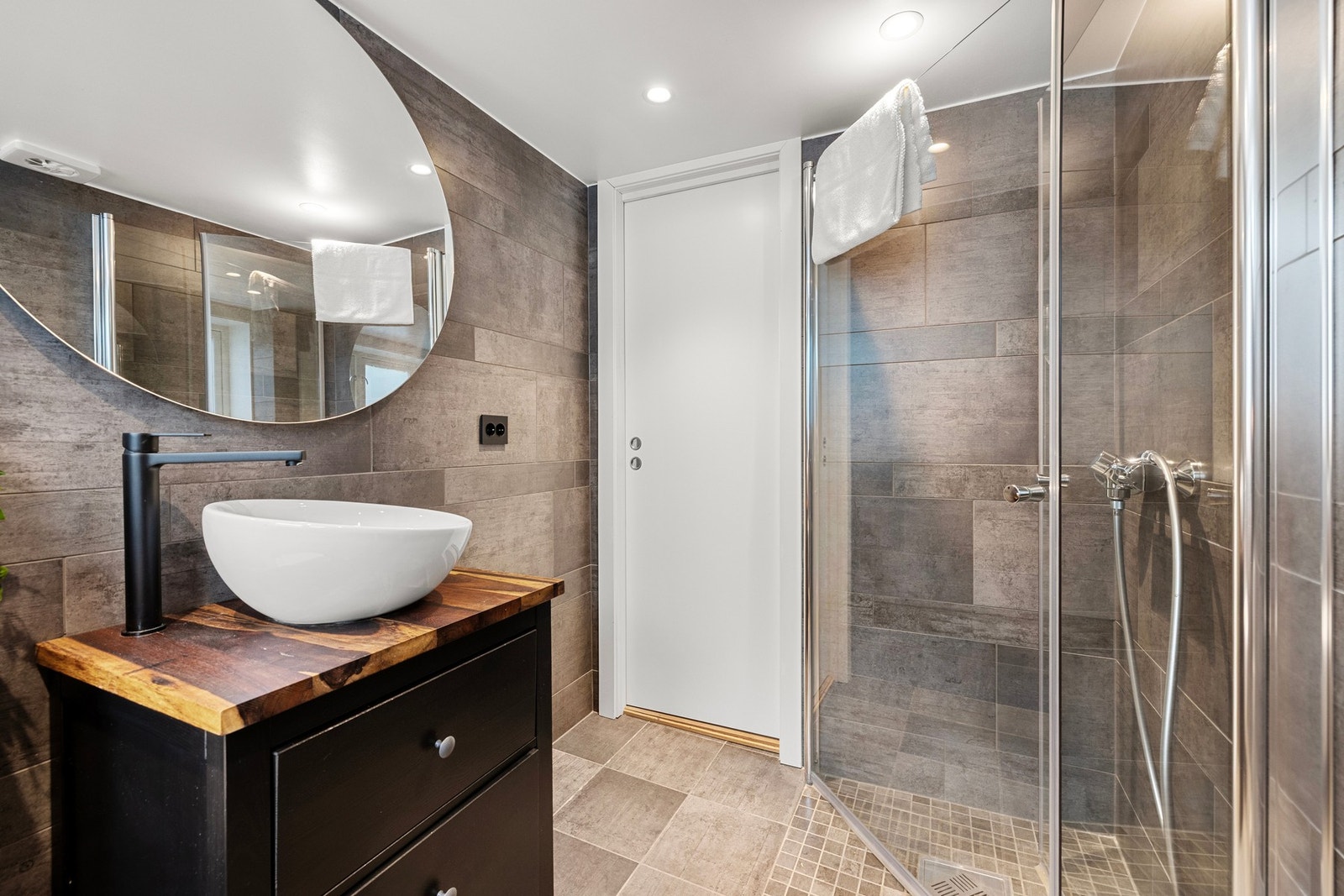 Gulvet er flislagt og har behagelig varme, mens de flislagte veggene gir et stilrent uttrykk. Galleribilde